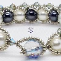 Schönes handgefertigtes Armband mit schwarzen Perlen aus Hämatit, weißen Glasperlen, Austrian Crystal und Miyukis Bild 2