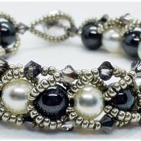 Schönes handgefertigtes Armband mit schwarzen Perlen aus Hämatit, weißen Glasperlen, Austrian Crystal und Miyukis Bild 3