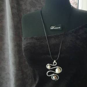 DRAHTORIA Mega Kette mit gehämmertem Aludraht-Anhänger und hübschen Perlen. auch ein tolles Geschenk Kettenanhänger Bild 2