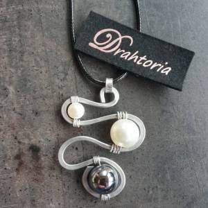 DRAHTORIA Mega Kette mit gehämmertem Aludraht-Anhänger und hübschen Perlen. auch ein tolles Geschenk Kettenanhänger Bild 5