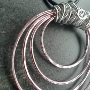 DRAHTORIA Kette mit Design-Anhänger gehämmert Aluminiumdraht Aludraht  silber rosa Bild 3