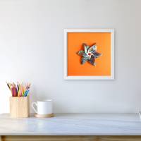 Papierblüte auf orange// Origami-Wandbild im Objektrahmen Bild 2