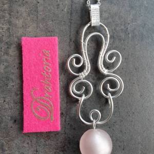 DRAHTORIA verspielter Kettenanhänger mit Perle aus Glas in zartem rosa an Edelstahlkette Aludraht Bild 5