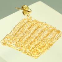 Goldrauten – Damen-Ohrstecker patentgehäkelt aus vergoldetem Draht Bild 4