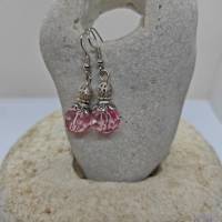 Farbenprächtige Ohrhänger im Vintage-Stil in rosa mit Acryl Perle und Metallelementen verziert. Hingucker am Ohr. Bild 1