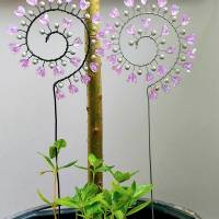 Deko Blumenstecker Gartenstecker Spirale mit fliederfarbenen transparenten Herzen Bild 1