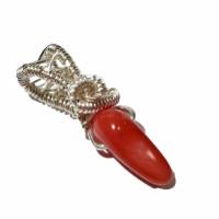 kleiner Anhänger mit roter Koralle als Horn oder auch Zahn in wirework silberfarben handgemacht Geschenk Bild 1