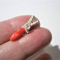 kleiner Anhänger mit roter Koralle als Horn oder auch Zahn in wirework silberfarben handgemacht Geschenk Bild 2