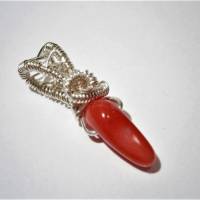 kleiner Anhänger mit roter Koralle als Horn oder auch Zahn in wirework silberfarben handgemacht Geschenk Bild 3