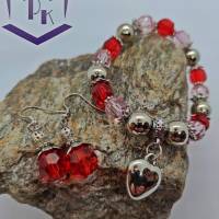 Farbenprächtige Ohrhänger im Vintage-Stil in rot mit Acryl Perle und Metallelementen verziert. Hingucker am Ohr. Bild 3