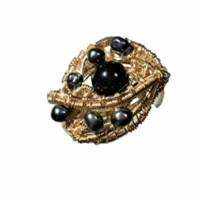 Ring handgemacht zierlich mit Onyx schwarz und Mini Perlen grau verstellbar in wirework goldfarben Bild 1