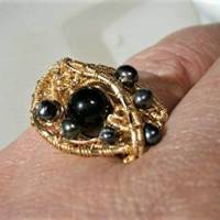 Ring handgemacht zierlich mit Onyx schwarz und Mini Perlen grau verstellbar in wirework goldfarben Bild 2