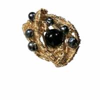 Ring handgemacht zierlich mit Onyx schwarz und Mini Perlen grau verstellbar in wirework goldfarben Bild 3