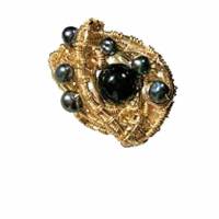 Ring handgemacht zierlich mit Onyx schwarz und Mini Perlen grau verstellbar in wirework goldfarben Bild 4