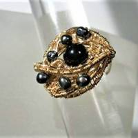 Ring handgemacht zierlich mit Onyx schwarz und Mini Perlen grau verstellbar in wirework goldfarben Bild 5