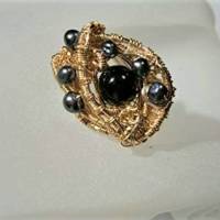 Ring handgemacht zierlich mit Onyx schwarz und Mini Perlen grau verstellbar in wirework goldfarben Bild 6
