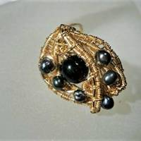 Ring handgemacht zierlich mit Onyx schwarz und Mini Perlen grau verstellbar in wirework goldfarben Bild 7