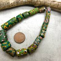16 alte venezianische Glasperlen aus dem Afrikahandel - Augenperlen, Fried-Egg-Beads - grün mit Augenmuster Bild 2