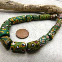 16 alte venezianische Glasperlen aus dem Afrikahandel - Augenperlen, Fried-Egg-Beads - grün mit Augenmuster Bild 3