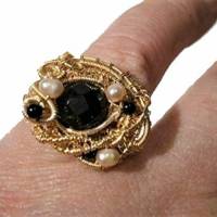 Ring handgemacht mit Onyx schwarz und Mini Perlen rosa verstellbar in wirework goldfarben Bild 1