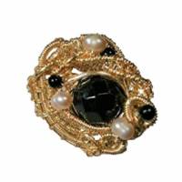Ring handgemacht mit Onyx schwarz und Mini Perlen rosa verstellbar in wirework goldfarben Bild 2