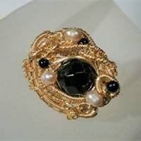 Ring handgemacht mit Onyx schwarz und Mini Perlen rosa verstellbar in wirework goldfarben Bild 4