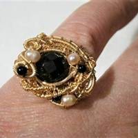 Ring handgemacht mit Onyx schwarz und Mini Perlen rosa verstellbar in wirework goldfarben Bild 7