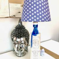 North Sea Gin Flaschenlampe mit blau-weißem Sternen Lampenschirm Bild 1