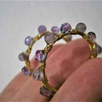 Amethyst Ohrringe als 35 Millimeter große Creolen handgemacht lila violett in wirework goldfarben Bild 5