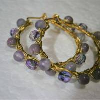Creolen als Amethyst Ohrringe 35 Millimeter lila flieder violett handgemacht in wirework goldfarben Bild 5