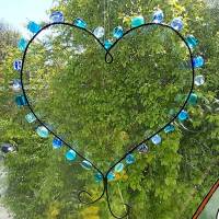 Suncatcher Sonnenfänger Herz mit verschiedenen blauen Perlen 19 cm Durchmesser Bild 1