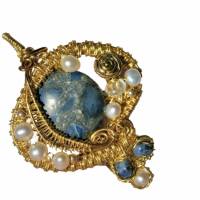 Anhänger dunkelblau handgemacht Sodalith in wirewok goldfarben mit Perlen in weiß zum hippy look im boho chic Bild 1