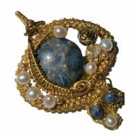 Anhänger dunkelblau handgemacht Sodalith in wirewok goldfarben mit Perlen in weiß zum hippy look im boho chic Bild 3