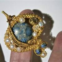 Anhänger dunkelblau handgemacht Sodalith in wirewok goldfarben mit Perlen in weiß zum hippy look im boho chic Bild 4