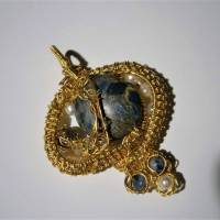 Anhänger dunkelblau handgemacht Sodalith in wirewok goldfarben mit Perlen in weiß zum hippy look im boho chic Bild 5