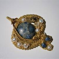 Anhänger dunkelblau handgemacht Sodalith in wirewok goldfarben mit Perlen in weiß zum hippy look im boho chic Bild 6