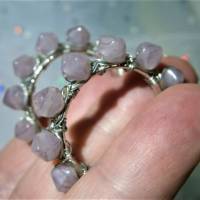 Creolen Ohrringe 35 Millimeter handgemacht grau Glasperlen flieder in wirework silberfarben Bild 4