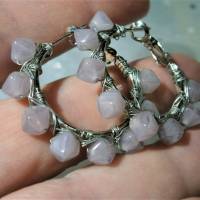 Creolen Ohrringe 35 Millimeter handgemacht grau Glasperlen flieder in wirework silberfarben Bild 6