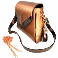 Edle Handtasche mit spitzer Klappe in glänzendem Kunstleder und roségold Bild 2