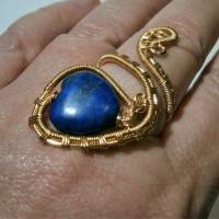 Ring mit Lapislazuli blau handgewebt in wirework goldfarben verstellbar Paisley boho Lapisring Bild 1