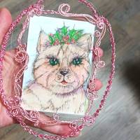 Katze mit Ilex Krone Minibild handgemalt funkelnd gerahmt niedliche Deko Weihnachtsgeschenk Katzenmama Bild 2