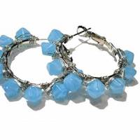 Creolen 35 Millimeter pastell blau mit handgemachten Glasperlen meliert als Ohrringe in wirework silberfarben Bild 1