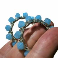 Creolen 35 Millimeter pastell blau mit handgemachten Glasperlen meliert als Ohrringe in wirework silberfarben Bild 2