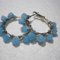 Creolen 35 Millimeter pastell blau mit handgemachten Glasperlen meliert als Ohrringe in wirework silberfarben Bild 3