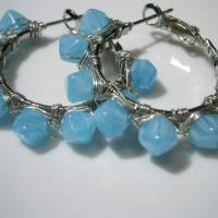 Creolen 35 Millimeter pastell blau mit handgemachten Glasperlen meliert als Ohrringe in wirework silberfarben Bild 4