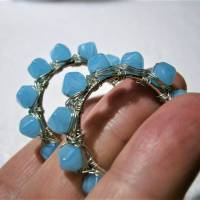 Creolen 35 Millimeter pastell blau mit handgemachten Glasperlen meliert als Ohrringe in wirework silberfarben Bild 5