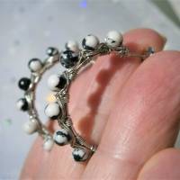 Jaspis Ohrringe als schwarz weiße Creolen 30 Millimeter handgemacht in wirework silberfarben Klappcreole Bild 3