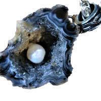 Kette mit Anhänger aus Achat Druse Schatzhöhle mit Perle handgemacht als Geschenk silberfarben Bild 1