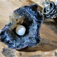Kette mit Anhänger aus Achat Druse Schatzhöhle mit Perle handgemacht als Geschenk silberfarben Bild 4