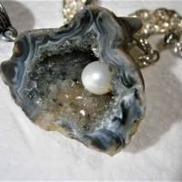 Kette mit Anhänger aus Achat Druse Schatzhöhle mit Perle handgemacht als Geschenk silberfarben Bild 7